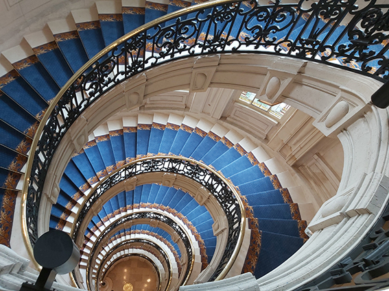 fourniture et pose de tapis d'escalier à Paris et en région parisienne